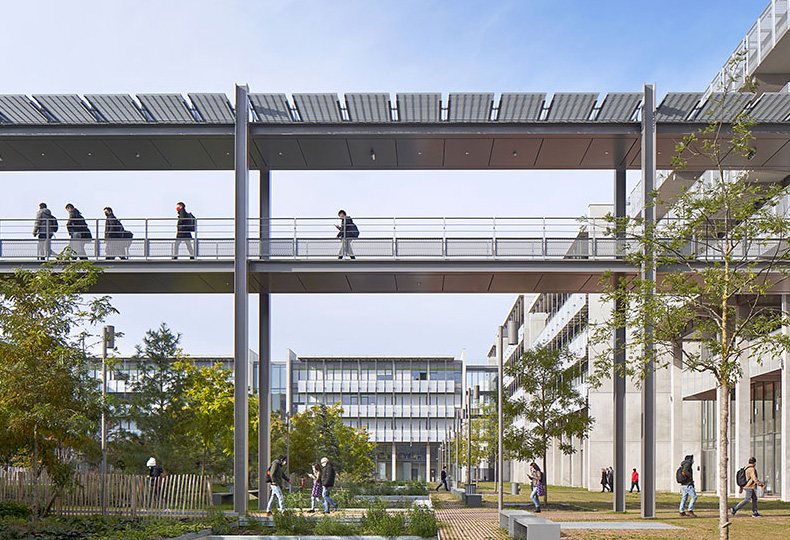 Passerelle principale dans l'ENS-Paris Saclay, crédit photo : Michel Denancé (RPWB)