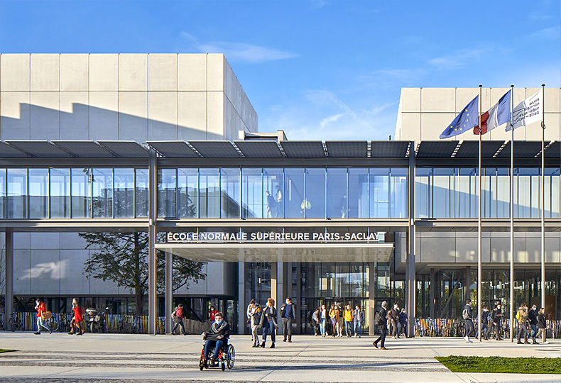 Entrée de l'ENS-Paris Saclay, crédit photo : Michel Denancé (RPWB)